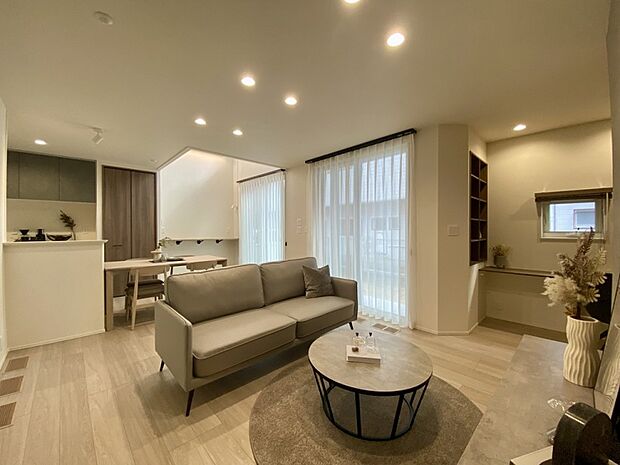 2025年10月撮影ユーティリティに活用できる書斎スペースが隣接する全世代向けのLDK。