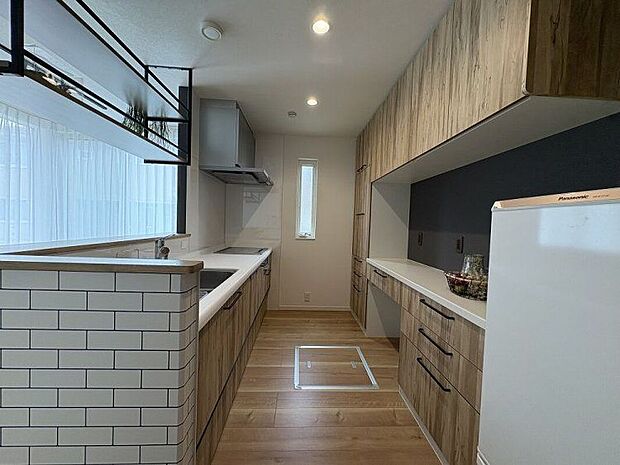 木のぬくもり×白タイル調で、夏の朝も気持ちよくスタート。ビルトイン食洗器付きで後片付けもラクラク。(2025年7月撮影)