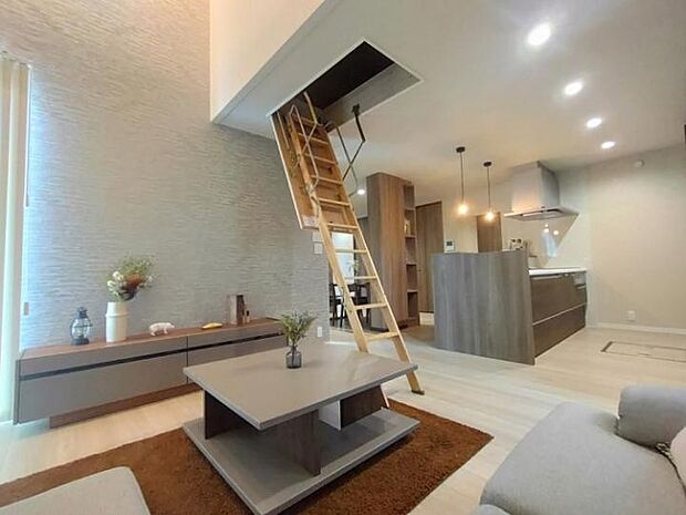 【H棟リビング】H棟リビング/リビングの天井には、小屋裏スペースへの階段が格納されています(2025年7月撮影)