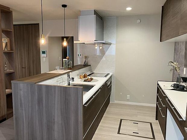 【H棟キッチン】H棟キッチン(2025年1月撮影)/手元が隠れるハイカウンターキッチンでお料理にも集中できます。