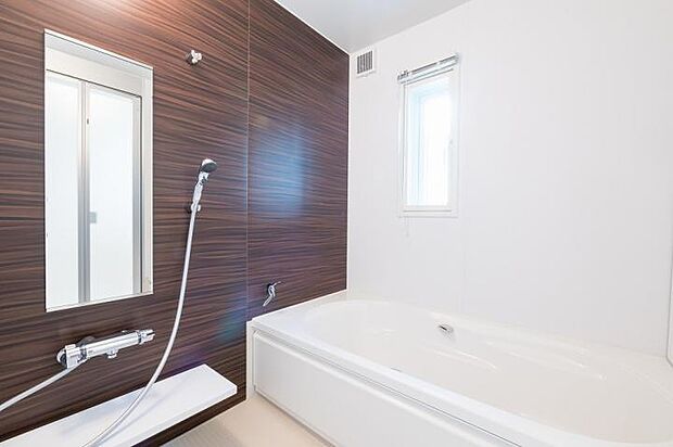 【C棟浴室（2022年3月撮影）】お手入れのしやすい浴室。水切れの良い浴室床で翌朝にはすっきり乾きます。