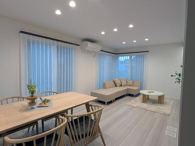 【(R棟) 】東南の角に大きな窓を設えたリビング・ダイニング(2025年9月撮影)