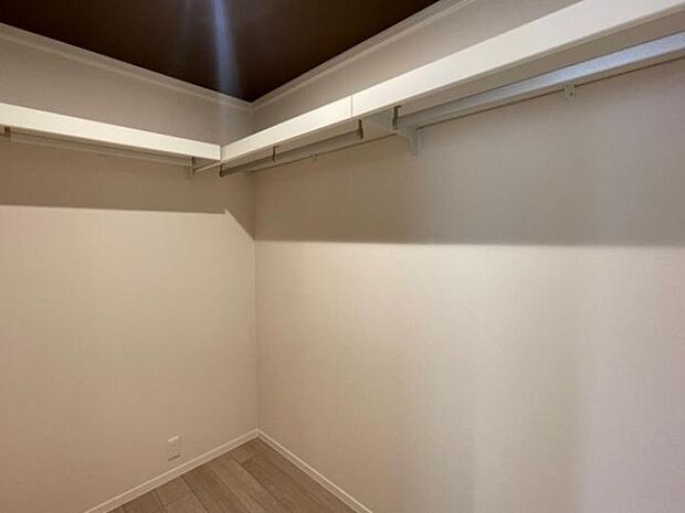 【(S棟)】3面に洋服掛けを設けた主寝室ウォークインクローゼット(2025年6月撮影)