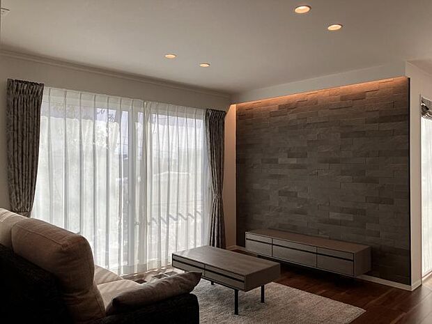 【D棟リビング】陽当たりの良いリビング。ブラックのエコカラットがモダンな印象を与えます。(2025年3月撮影)