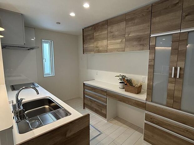 【G棟キッチン】食洗機付のシステムキッチン!カフェブラウンのキッチンが全体のアクセントになります。(2025年1月撮影)