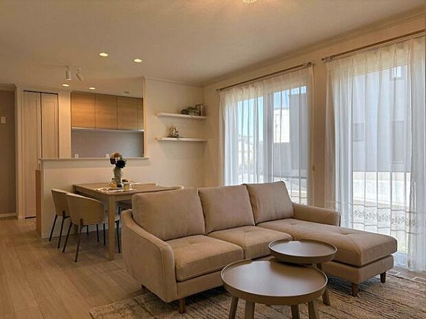 【C棟リビング】ナチュラルテイストで落ち着くLDK。ご家族でリラックスした時間を過ごせます（2025年9月撮影）