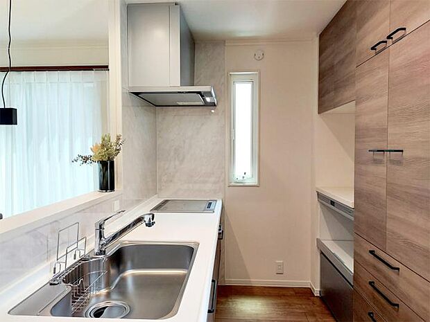 【D棟キッチン（2023年5月撮影）】背面には家電配置を考えた収納スペースを配置したキッチン