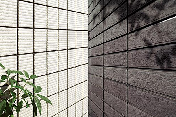 【タイル外壁】デザイン性だけでなく、紫外線や酸性雨に強く汚れにくい特徴があるタイル外壁。建ててからのメンテナンス費を抑えつつ、美観を長く保ちます。