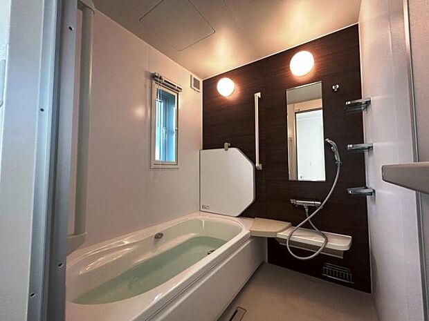 【A棟：浴室】（2024年1月撮影）アクセントクロスを採用したバスルームでゆったりお過ごしください