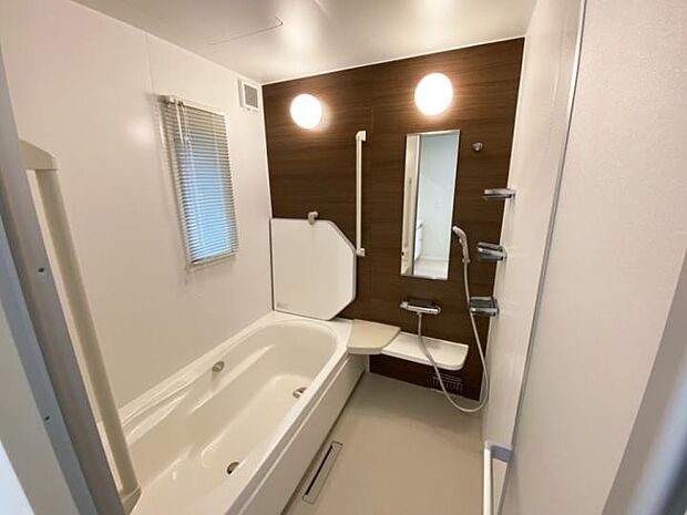 【A棟:浴室】アクセントクロスを採用したバスルームでゆったりお過ごしください(2025年11月撮影)