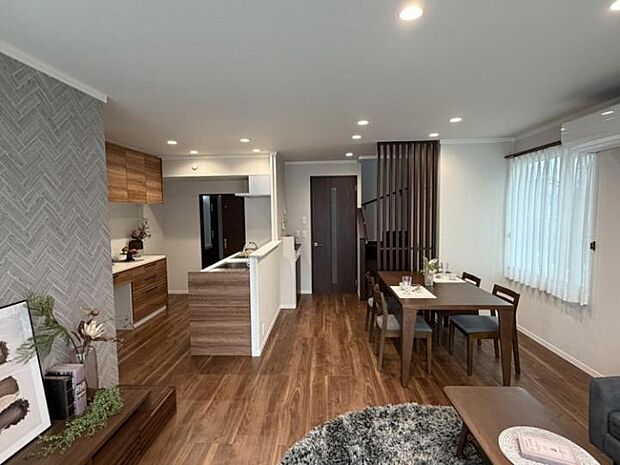 【ダイニング・キッチン】木彫デザインが印象的で統一感がある空間。家事動線が一直線で家事の効率が上がります。(2025年11月撮影)