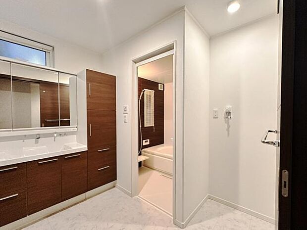 【洗面・脱衣室】（2023年11月撮影）玄関から直線で手洗い・うがいができる洗面位置。収納は家族用タオルなどすっきり整理できます。