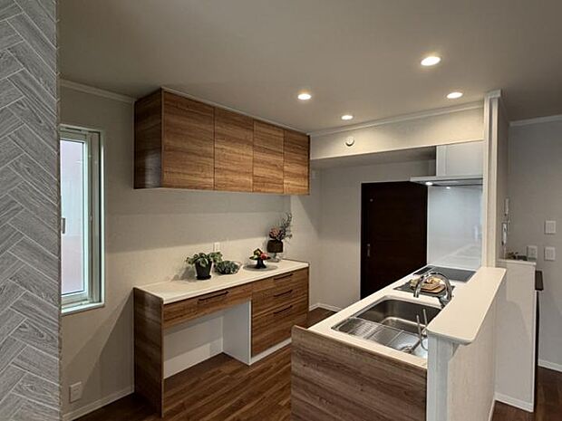 【リビングダイニング】明るさと暖かさを感じる空間　 リビングは明るく、ダイニングからは植栽が見え会話も弾みます（2025年11月撮影）