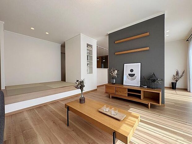 【B棟リビング】小上がりのタタミスペースで寛ぎのリビング。(B棟)