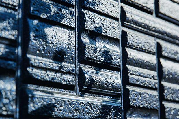 【ジオマイト外壁】石素材をモチーフとした重厚感のある外壁。