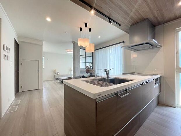 【E棟キッチン】家族の一体感を感じることのできるLDK。（2025年7月撮影）