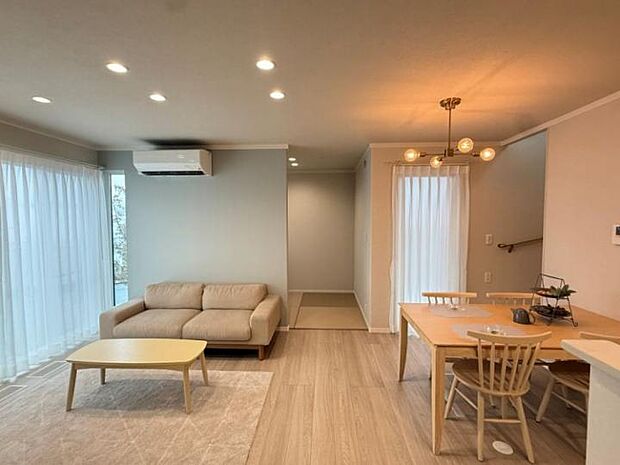 【C棟リビング・ダイニング】リビングとダイニングが一体となった使い勝手の良い空間（2026年1月撮影）