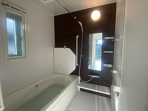 【A棟浴室】（2024年2月撮影）随所に手すりを設けており、安心してご入浴いただけます。