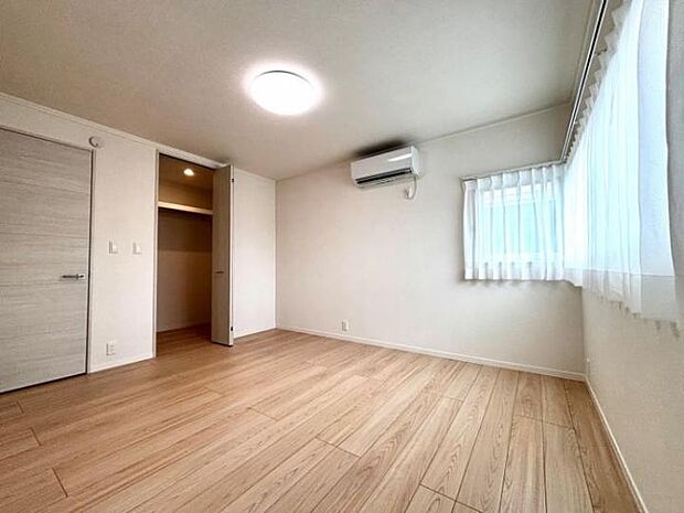 【A棟主寝室】ウォークインクローゼット付きの寝室。コーナー窓も先進的で素敵です。(2025年6月撮影)