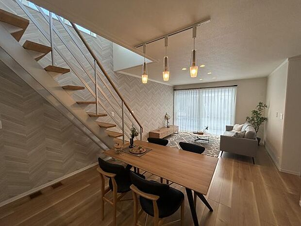 【A棟リビングダイニング(2025年1月撮影)】オープン階段が作り出す吹き抜け空間が食卓に自然の明るさをもたらします。