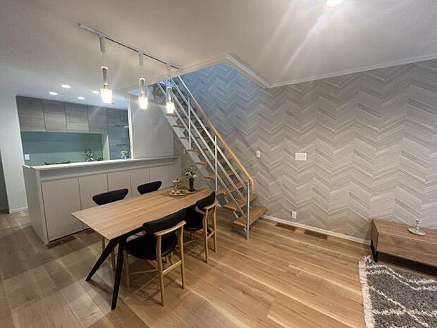 【A棟ダイニングキッチン(2025年1月撮影)】家事をこなしながら食卓にいるお子様と会話ができるので、利便と安心が共存する空間に仕上がりました。