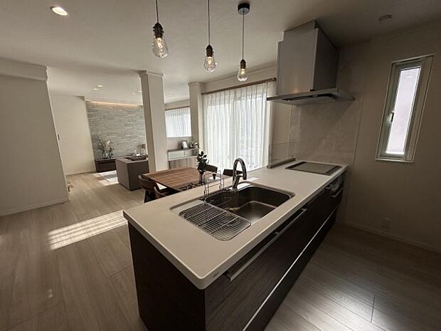 【B棟キッチン(2025年1月撮影)】I型のLDKは部屋全体を見渡すことができます。