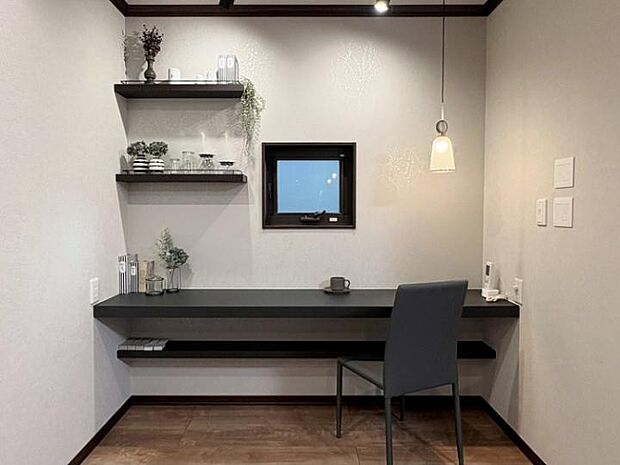 【A棟リビング内カウンター(2025年4月撮影)】リビング内カウンターは在宅ワークやお子様の勉強場所としても