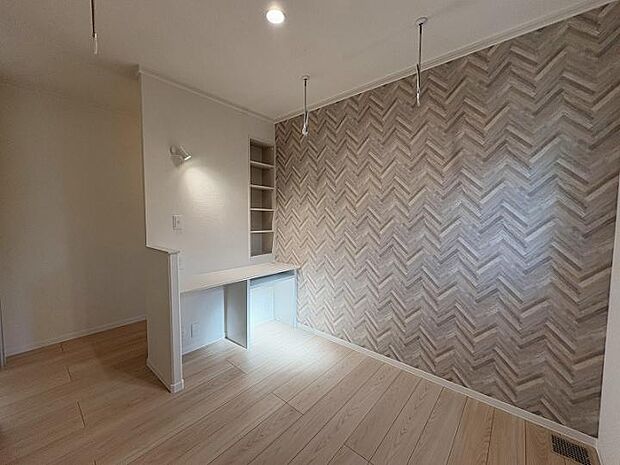 【C棟2階ホール】2階ホールには収納棚とカウンター付き。勉強場所や共有スペースとしても。（2025年8月撮影）