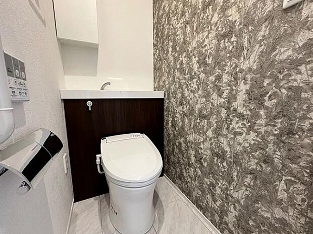 【B棟トイレ】お掃除のしやすい清潔感あふれる1階トイレ。(2025年4月撮影)