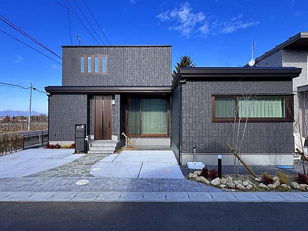 【C棟】ブラックカラーと凹凸による重厚感のある平屋邸宅(2025年12月撮影)