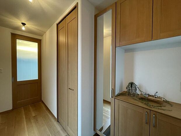 【玄関】帰宅後すぐにアウターを収納できるクロゼットをご用意。花粉を家の中に持ち込まない工夫です。（2025年7月撮影）