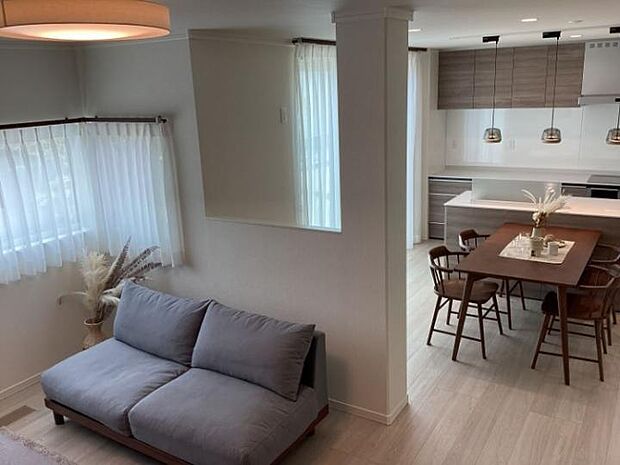 【リビングダイニング】リビングダイニング／コーナー部分を利用した大開口は日常生活を明るく彩ります。（2025年7月撮影）