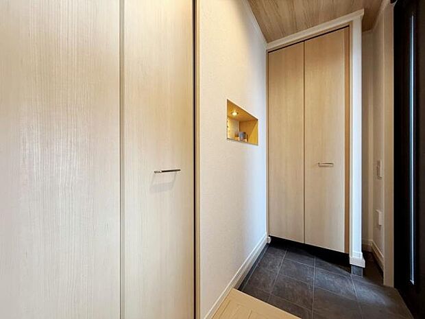 【A棟玄関】玄関ドア正面のニッチでおもてなし感のある空間に仕上げました(2025年6月撮影)