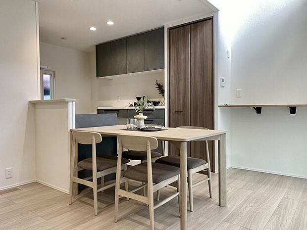 【ダイニング（2025年10月撮影）】吹き抜けから差し込む暖かな陽光は、一日の始まりを身体全体で感じられます。