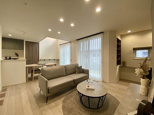 【LDK（2025年10月撮影）】ユーティリティに活用できる書斎スペースが隣接する全世代向けのLDK。