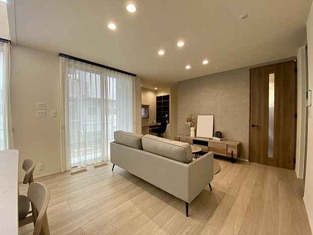 【リビング（2025年10月撮影）】南面から差し込む暖かい日の光を感じられるリビング。