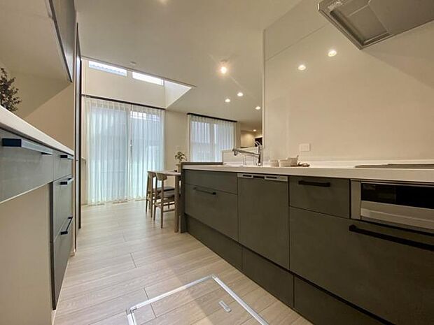 【キッチン（2025年10月撮影）】手元が暗くなりにくい照明計画とダイニングとの繋がりからいつもの料理が生活の楽しみに！