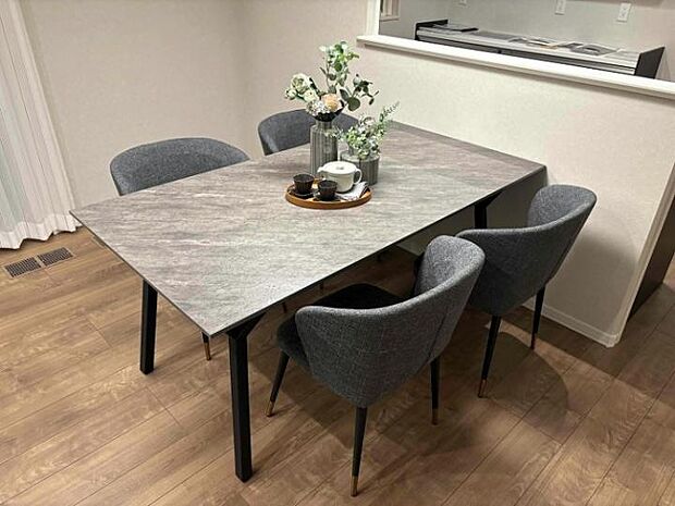 【A棟ダイニング】キッチン傍のダイニングはお料理の配膳や後片付けもスムーズです(2025年9月撮影)