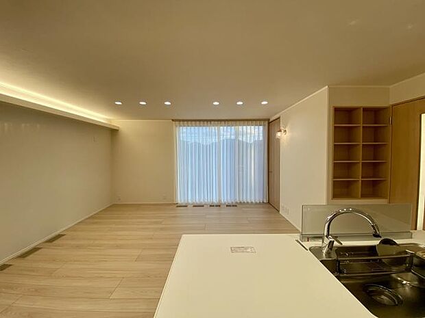 【B棟キッチン】キッチンにいてもLDKにいる家族とのつながりを感じられることが出来ます。(2025年12月撮影)