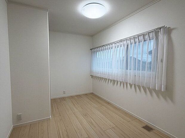 【室内】洋室:新生活を始めるのに最適な、清潔感あふれるお部屋。(2025年11月撮影)