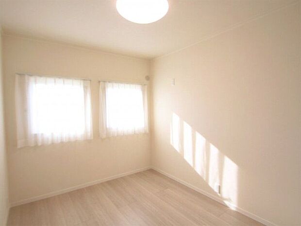 【室内】2階洋室/各部屋に広い窓がついているので日中は照明をつけていなくても明るい空間で生活可能です。(2024年11月撮影)