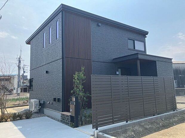 【外観】F棟外観/玄関アプローチからみえる縦格子が印象的な外観。シンプルな中にも高級感を感じます。(2025年5月撮影)