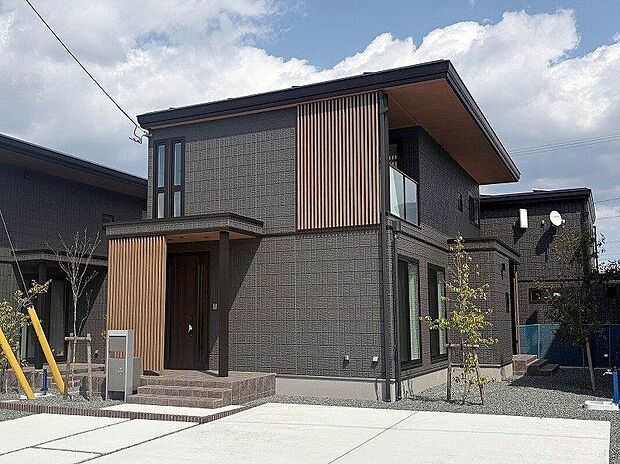 【外観】石素材をモチーフにした外壁のB棟外観。凸凹が建物を美しく見せてくれます(2025年4月撮影)