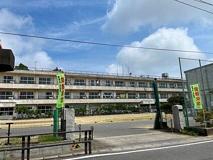 いわき市立磐崎小学校 870m
