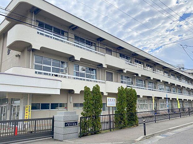 一箕小学校 (約1,250m)