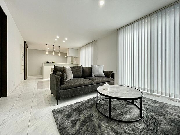 大きな窓からたっぷり光が入る、開放感あふれるLDK。キッチンからリビングまで見渡せる間取りで、家族のつながりも感じられます。モノトーンでまとめた落ち着きある空間が、毎日の暮らしにゆとりを添えます。