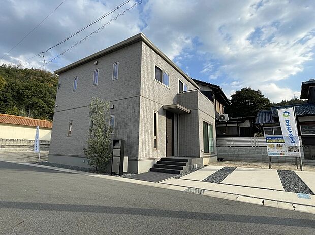 時間帯や季節による光の違いで表情が変化する家