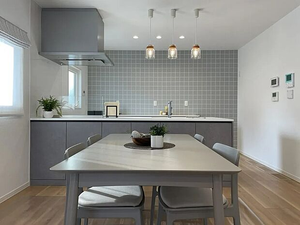 【3号地LDK】
キッチン背面のグレーのタイルが上品なアクセントに。ペンダントライトのやわらかな灯りがダイニングを優しく照らし、家族で過ごす食卓を心地よく演出します。