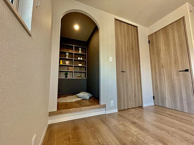 主寝室の一角に、アーチの垂れ壁が印象的なヌックスペースを設置。落ち着いた色合いで、読書や趣味に集中できる心地よい空間です。寝室とつながりつつも、ほどよいこもり感のあるくつろぎの場所です。