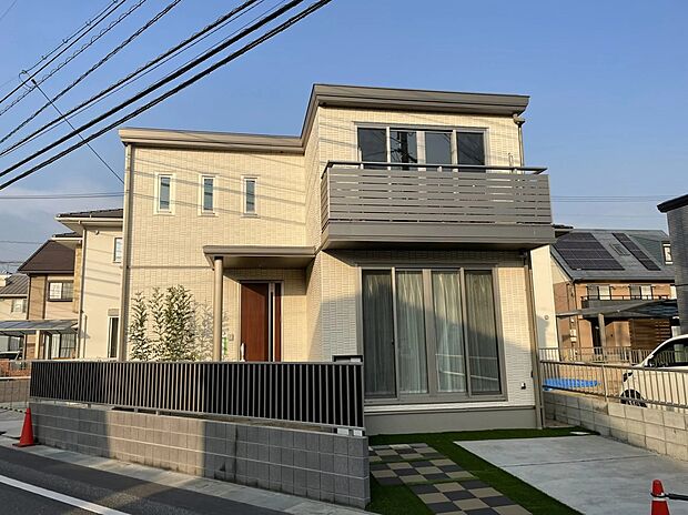 中島小学校まで徒歩約4分の子育てに嬉しい立地。重厚感あるジオマイト外壁の外観に、太陽光発電と蓄電池を標準搭載。災害時も安心で、エコな暮らしを月々の負担を抑えて実現できます。